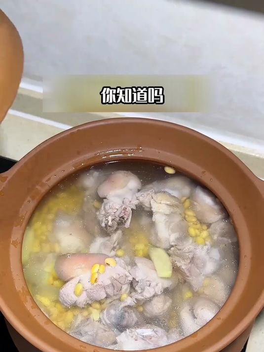 药膳黄豆猪蹄汤:配黄芪当归,补气养血更滋养