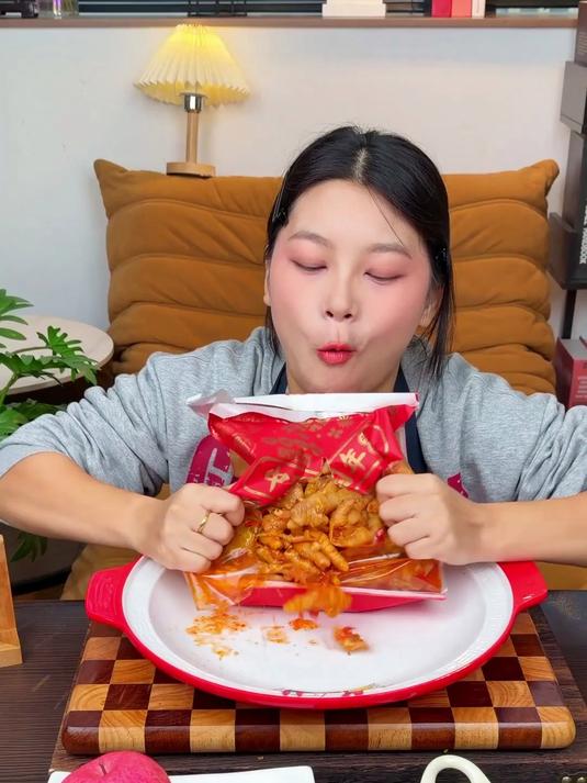 邹三和无骨鸡爪！工厂get吃货心声！啃着巨爽停不下来！