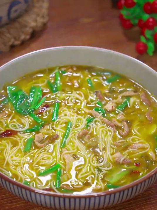 香喷喷的酸菜肉丝面