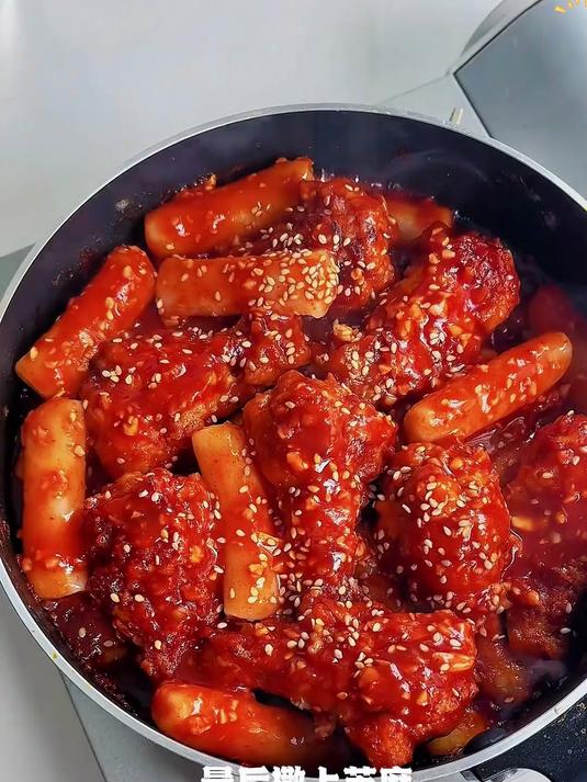 超简单的韩式年糕炸鸡～真的超过瘾。快来看看