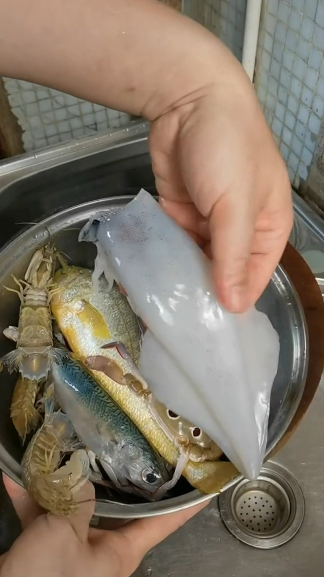 海鲜乱炖超解压,螃蟹黄鱼一锅炖