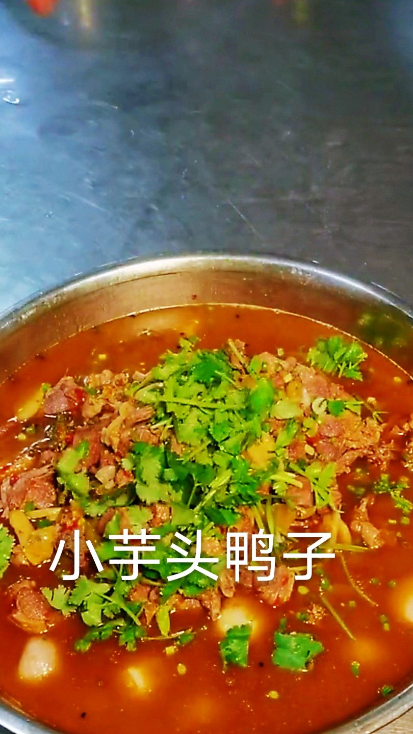 川菜:今天用酸菜给大家做一道小芋头鸭子,做法超级简单