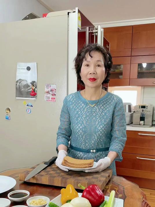 婆婆今天做韩式小菜炒鱼饼