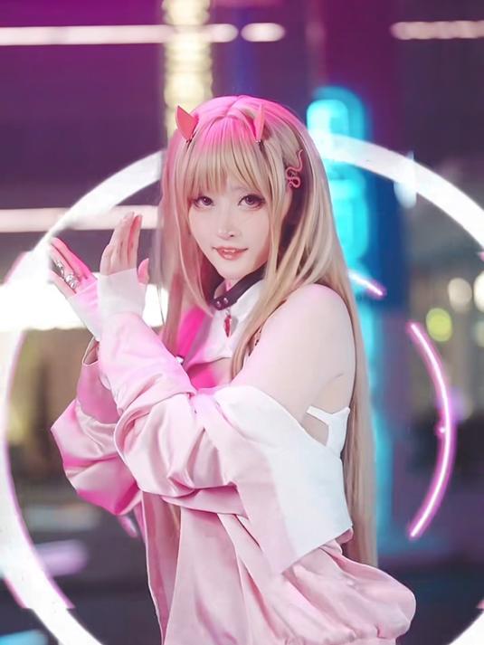 “和我对视吧，眼睛很难说谎的。” 黑金芭比摇摆舞 毒蛇