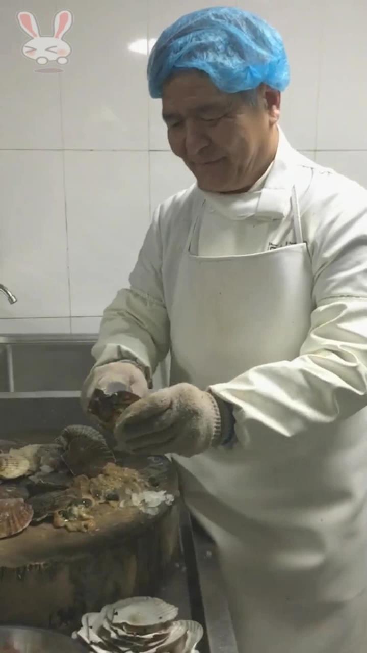 资深老师傅教大家清理扇贝内脏,老师傅将近七十高寿