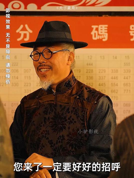 老头假装打不开方便面包装,求对面小伙帮忙设下骗局