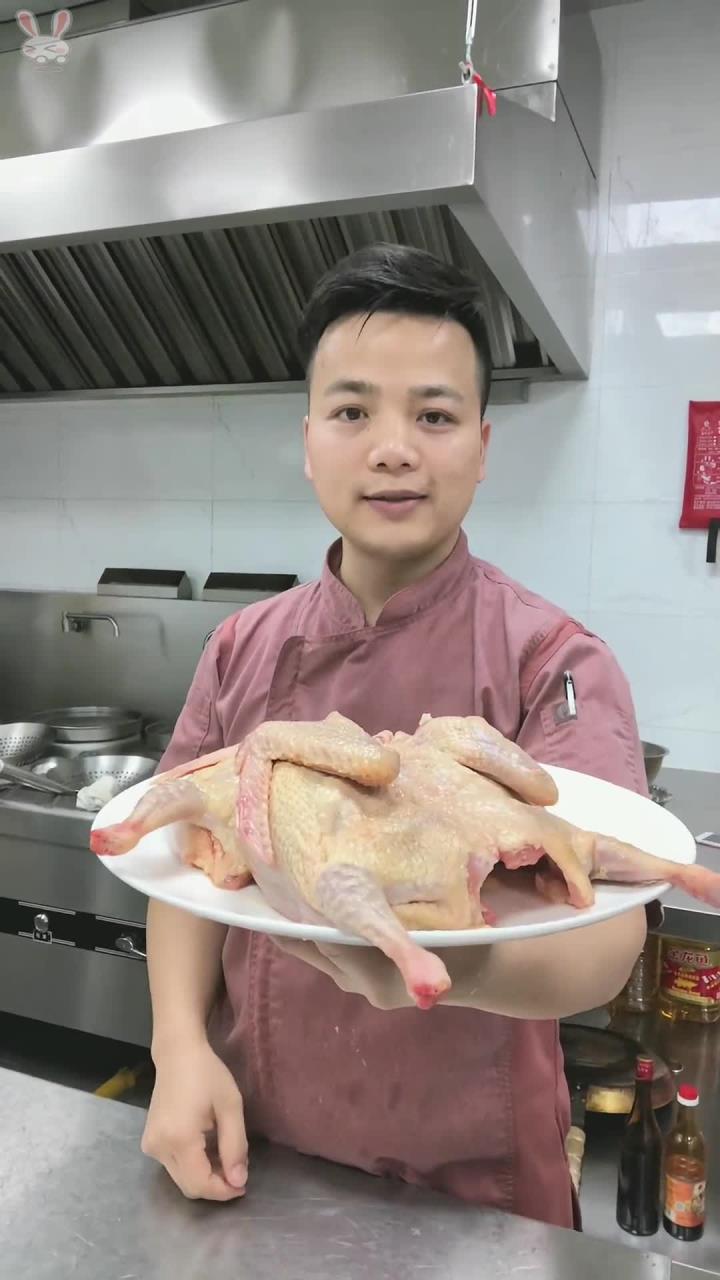 很多家庭没有办法做脆皮乳鸽,我今天就分享一道,鲜人参红枣