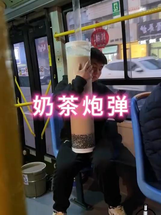 这一桶奶茶不得一百块钱啊
