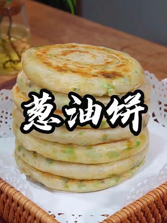 滚烫的开水里面加入一碗面粉，就能做出一道早餐店的特色美食