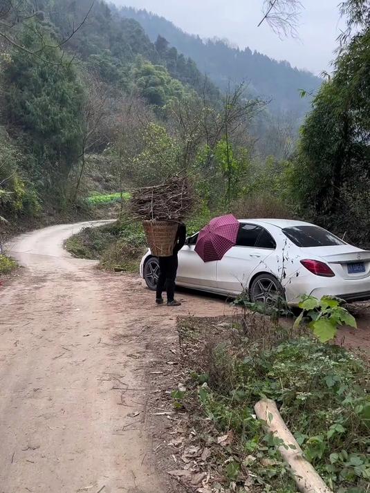 在山上偶遇到一个小哥哥 朴实善良的他 深深地感动了我