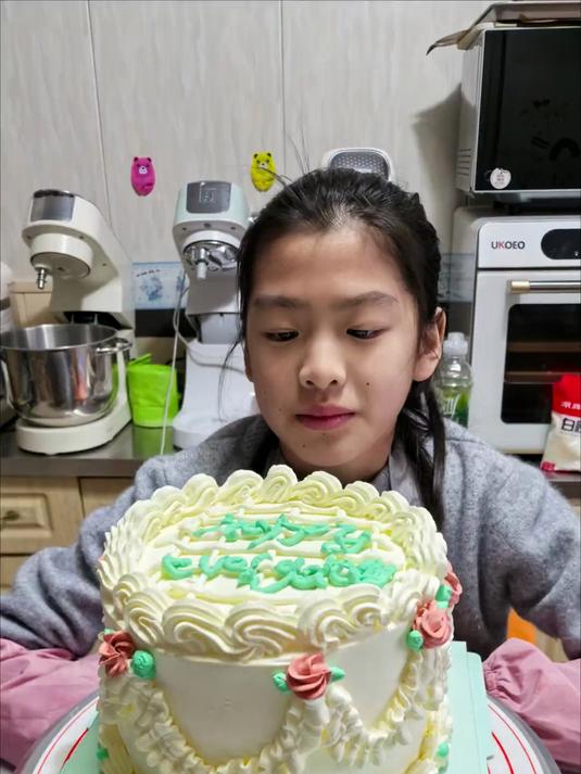 小学生第三次做裱花款蛋糕，今天的这个蛋糕是特意做给同学品尝
