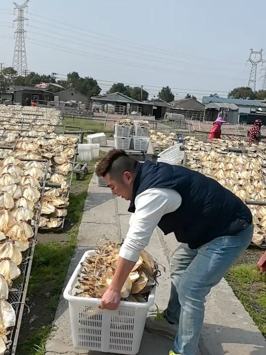 家烧墨鱼干在我们温州是一道非常受欢迎的硬菜味道鲜美好吃下9又下饭