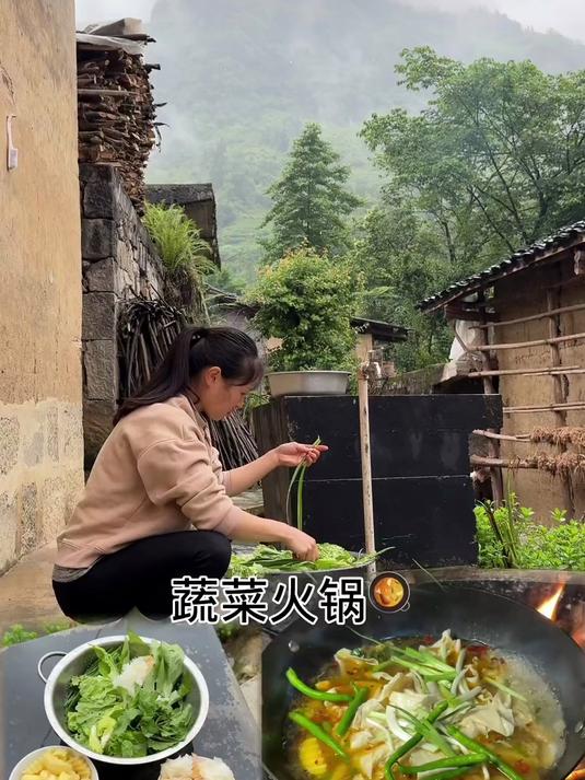 下雨天跟火锅很配啊！又是一顿妥妥的蔬菜火锅哦！