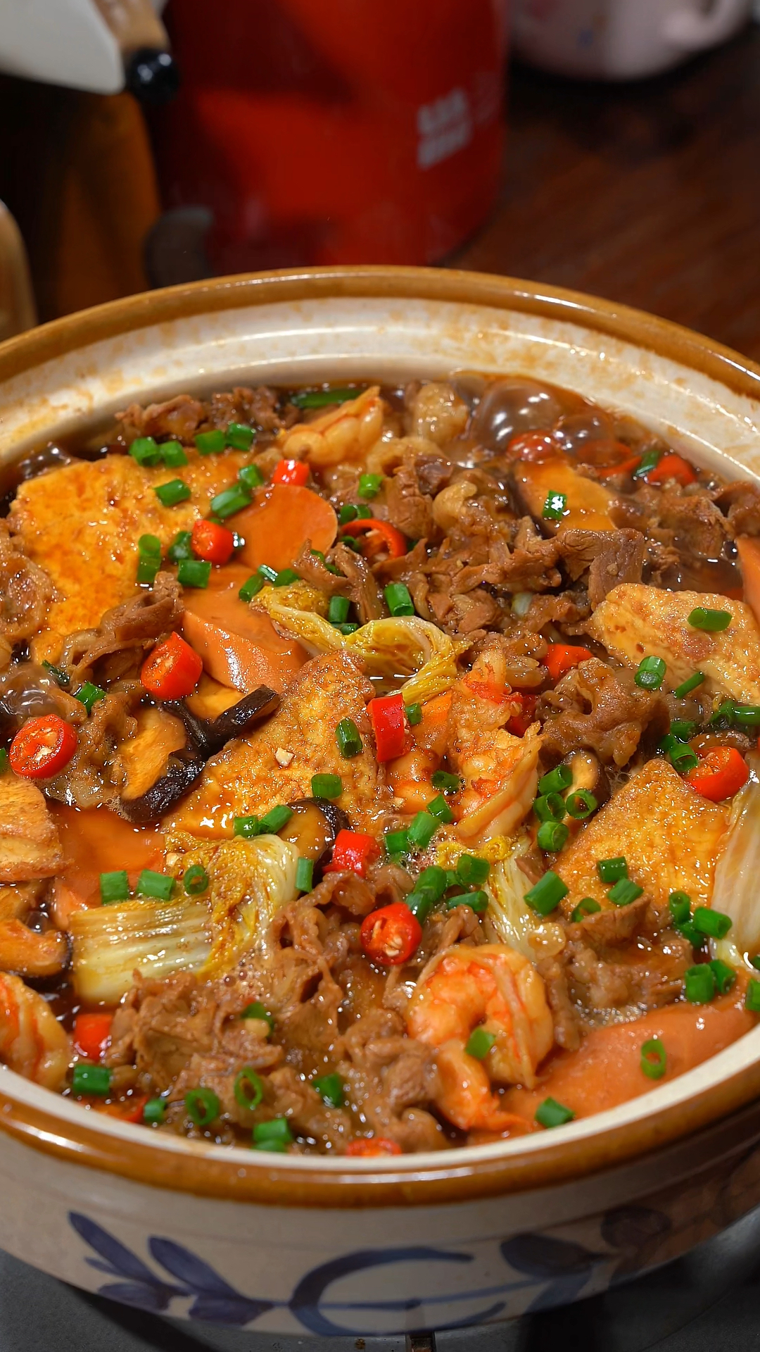 我们家每周都要吃几回这个鲜虾肥牛白菜豆腐煲,做法特别简单,鲜香美味又下饭