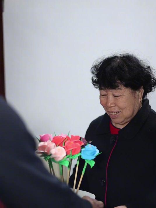 去镇上取快递，买了块猪头肉。用超轻彩泥捏了一些玫瑰花送给老婆