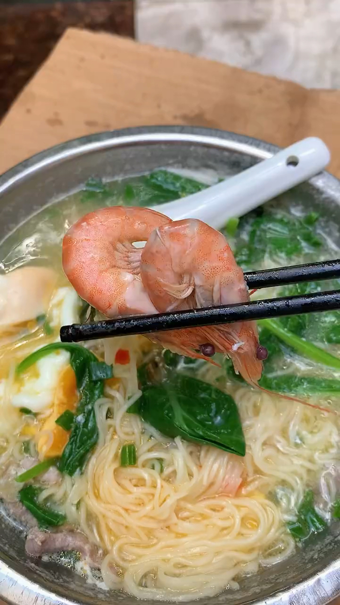 在海口在塑料凳上吃的海鲜伊面汤好吃到流泪 真的很爱这种市井美食了!!拜托伊面汤谁能不喜欢真