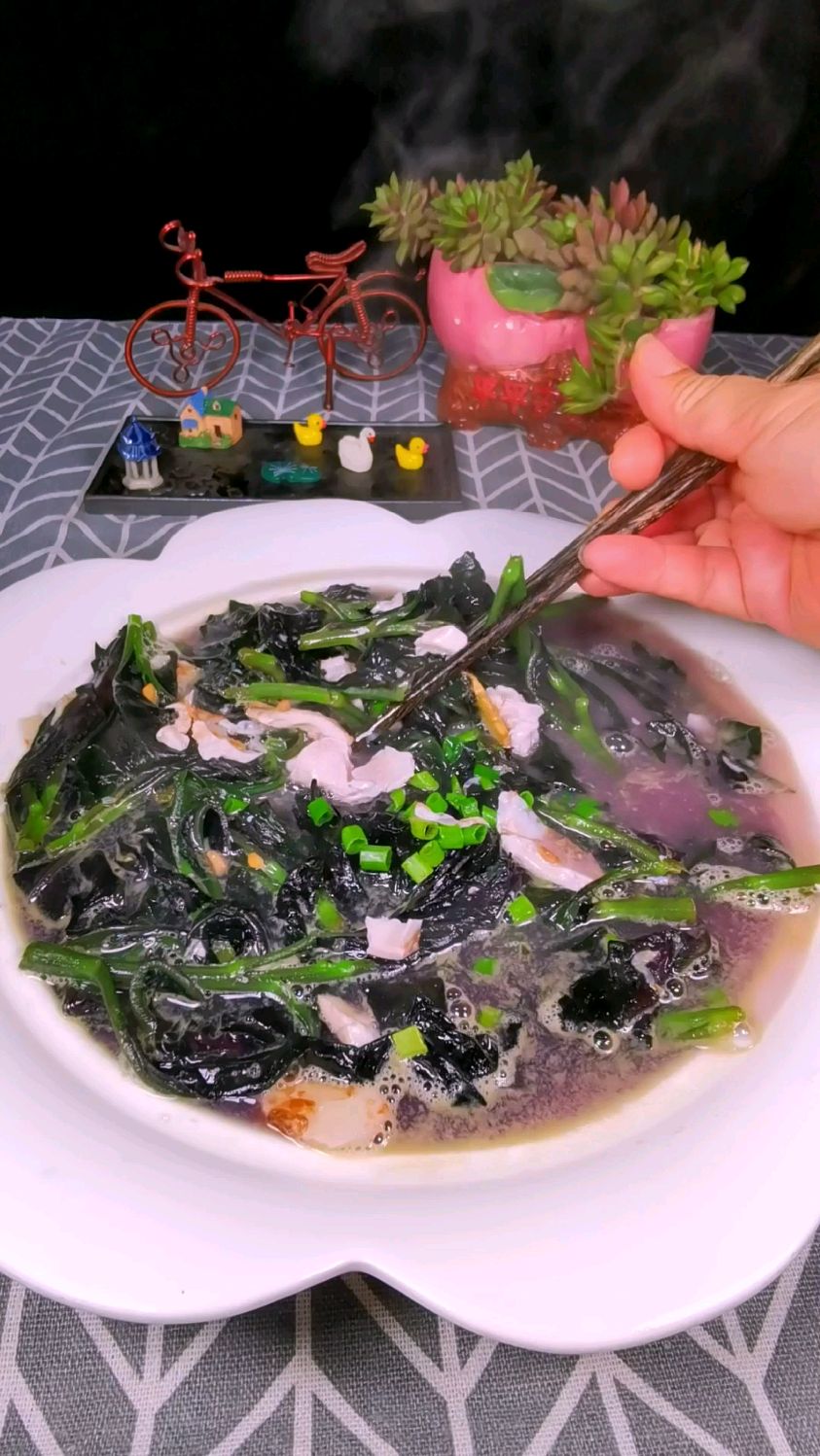 如你上火便便不通畅吃点红背菜就OK,只要一枚咸鸭蛋一把虾皮就能做出美味的上汤红背菜