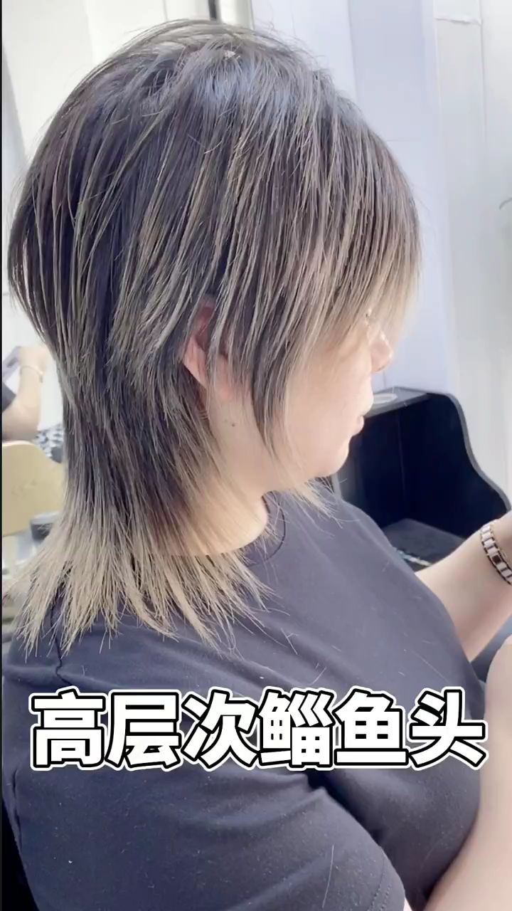一款女士短发发型,高层次鲻鱼头发型。