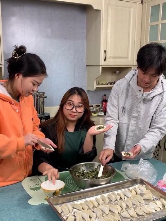 包饺子包包子别用筷子了,东北人都用挑馅勺,好用还不沾馅