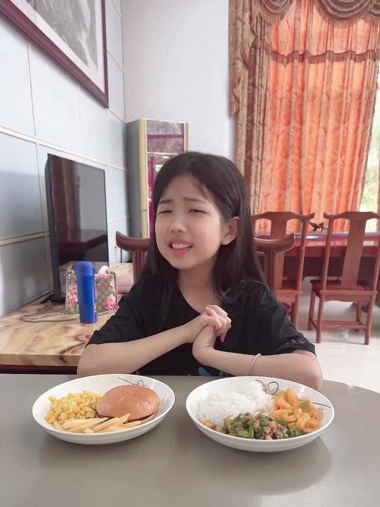 到底吃汉堡薯条还是吃妈妈做的饭