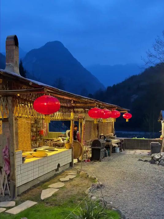 香沸撩人的石爆鱼，再来个简单的酸菜蛋炒饭爽翻！