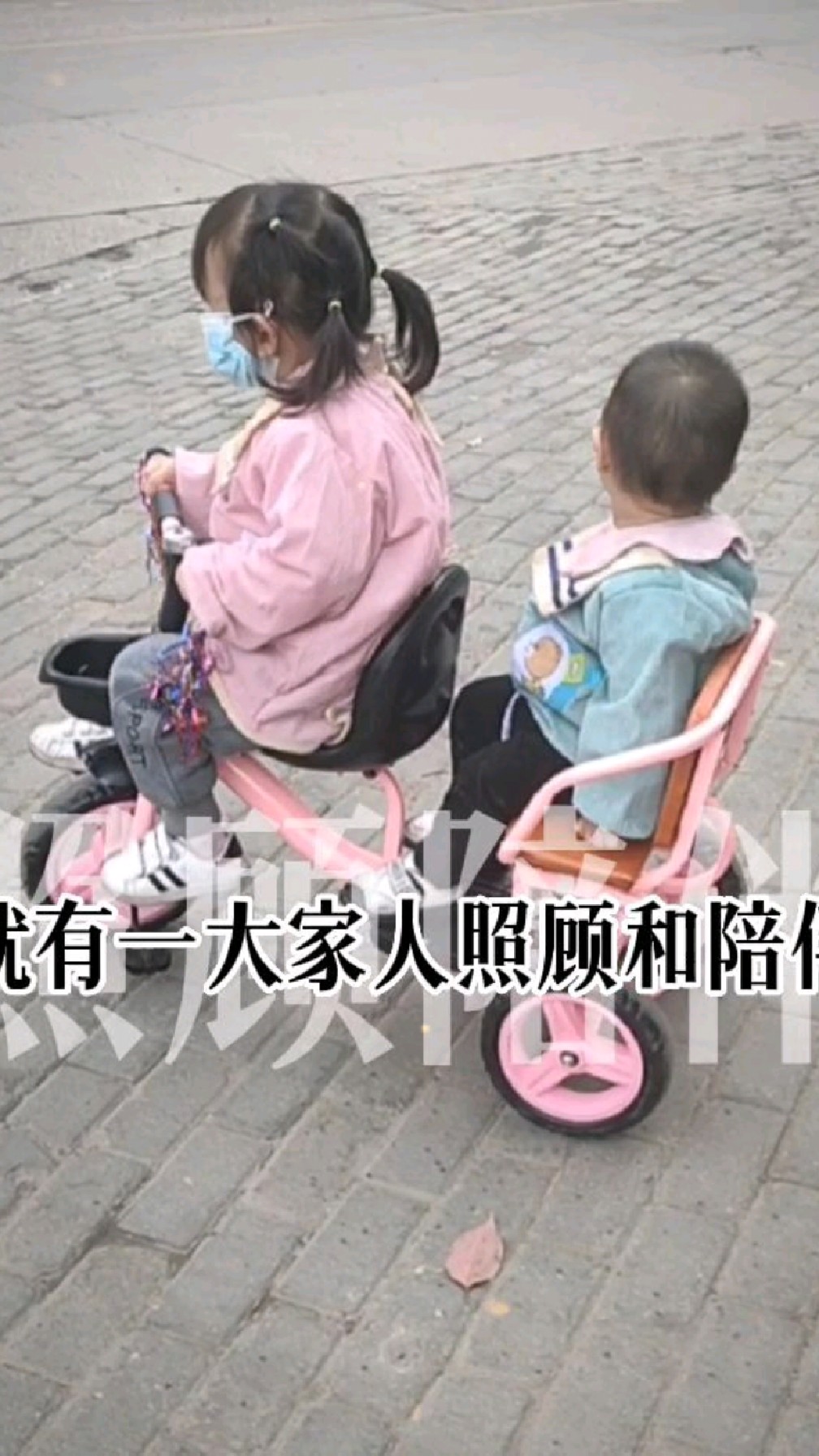 别人的宝宝一出生就有一大家子照顾跟陪伴,吃饭有人抱,睡觉有人哄,新衣有人买