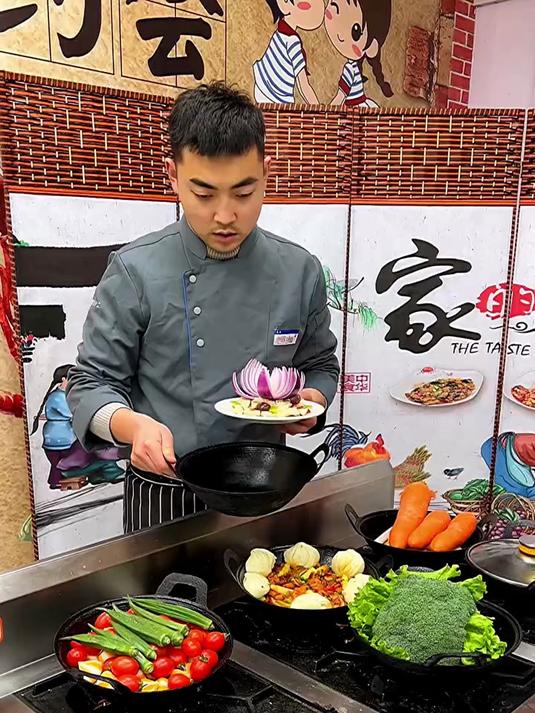 小地锅菜品容易学吗？配方标准量化做，照着流程干就行！
