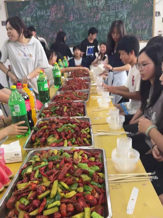 毕业快乐！高考结束后，班主任亲手做小龙虾宴请班里学生吃。网友：承载高中青春的龙虾盛宴，值得