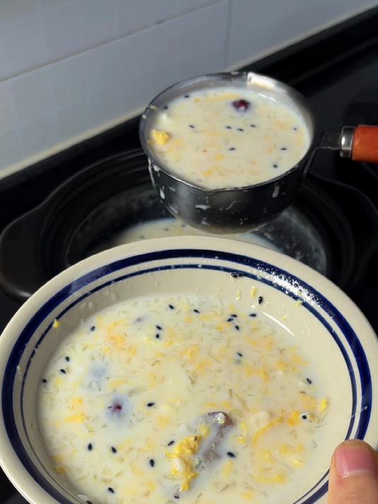 早餐来一碗银耳醪糟煮鸡蛋，暖暖的很舒服