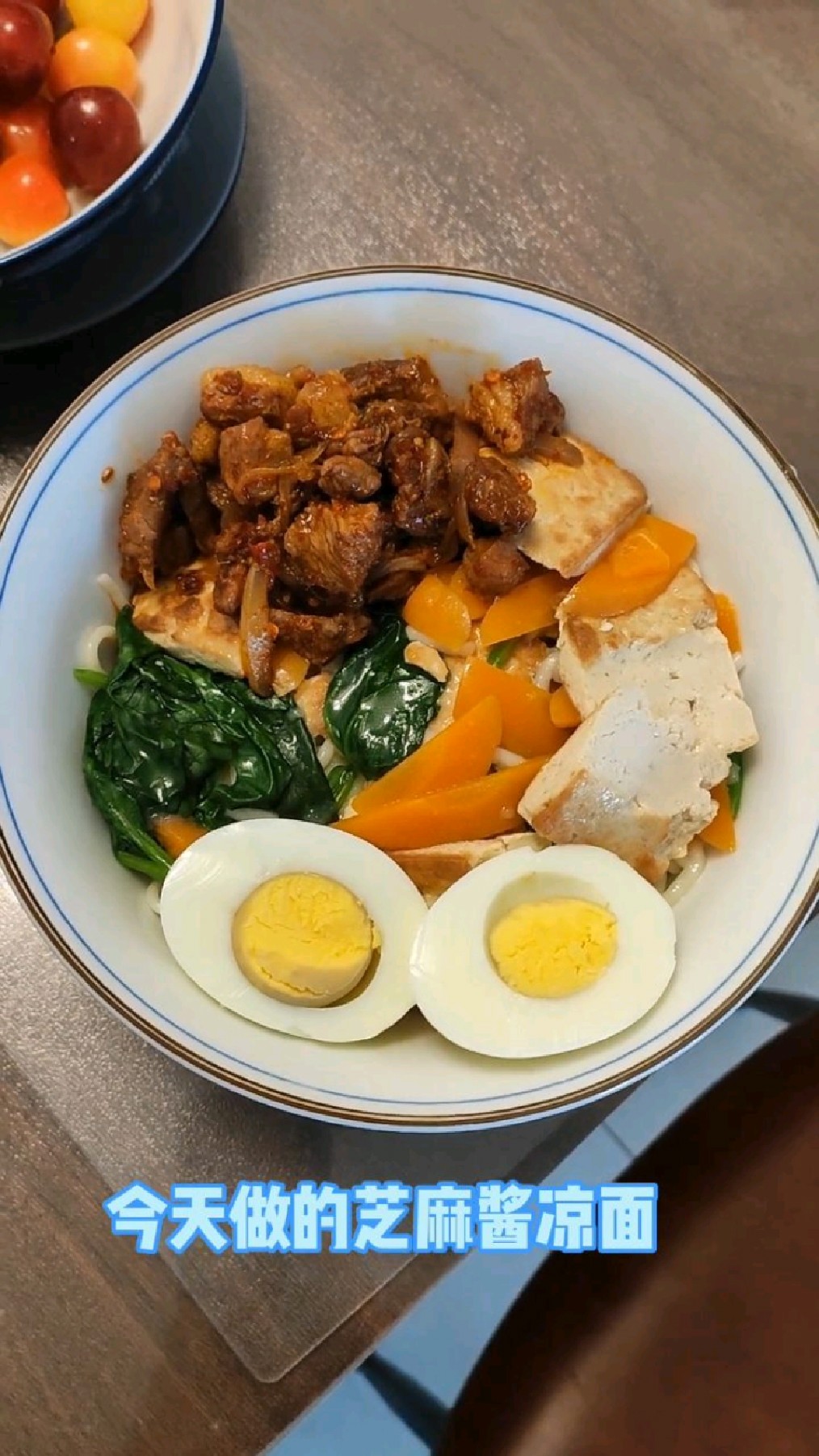 味道浓郁的芝麻酱凉卤面配上滑嫩刺激的孜然羊肉,再加两大勺辣椒油,吃到停不下来