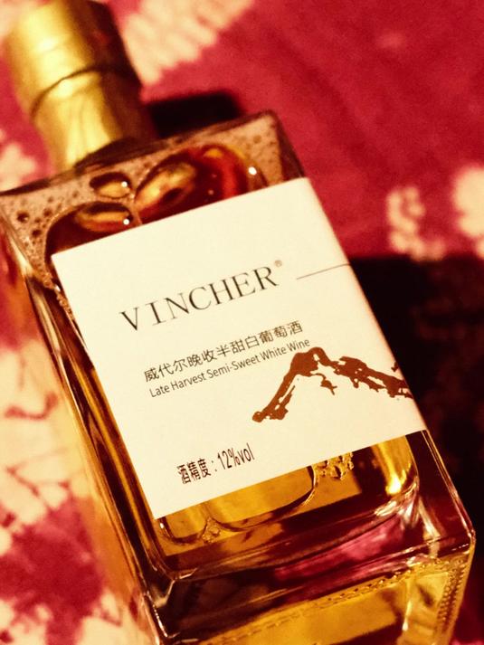 晚收半甜白葡萄酒:甜蜜与芬芳交织的金色琼浆
