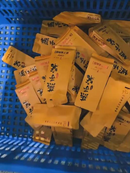 一抿武夷茶,岩骨韵味散开,甜润交织,余韵悠长到离谱