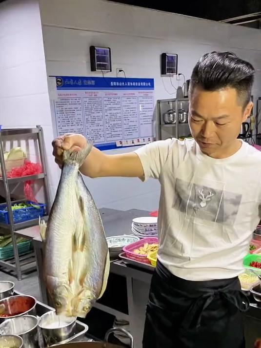 到了湖南岳阳一定要吃鱼,山水人家龙师傅,带来知道平锅翘嘴