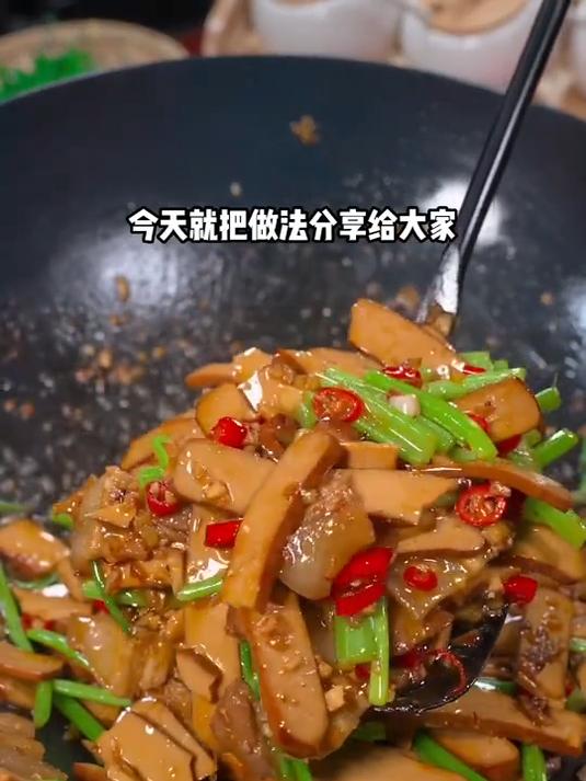 每天不知道吃什么菜的～那你可以试下这道芹菜炒香干