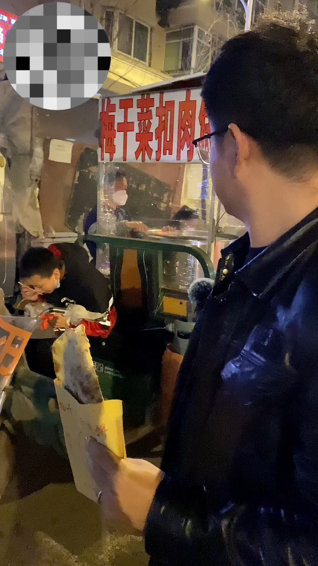 街头小吃!背井离乡十几年,梅菜扣肉饼!