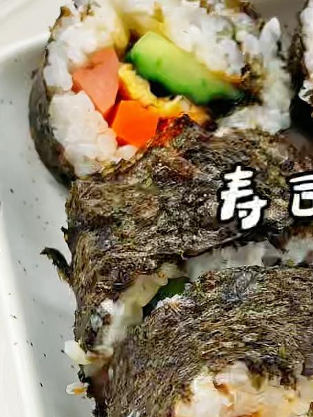 60年代的日本,同事朋友来做客,女主人可以做寿司饭团招待