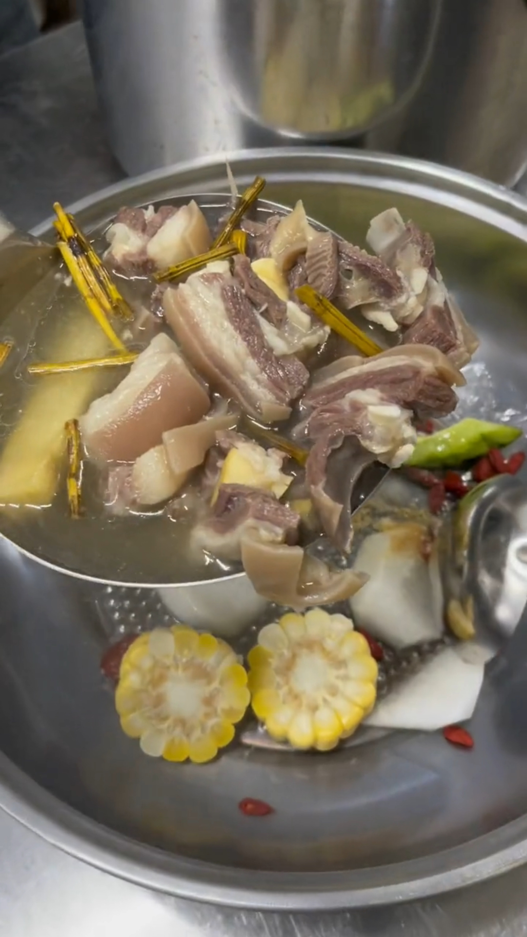 清汤羊肉火锅走起,做法简单,羊汤清甜无比,这样吃能吃出羊肉的最大营养