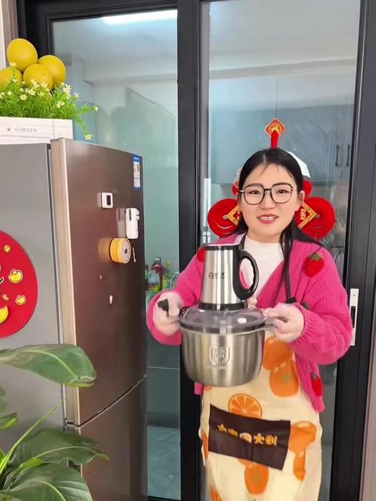 后悔绞肉机买早了,厂家促销,这个价格还给你发双盆双刀不锈钢盆
