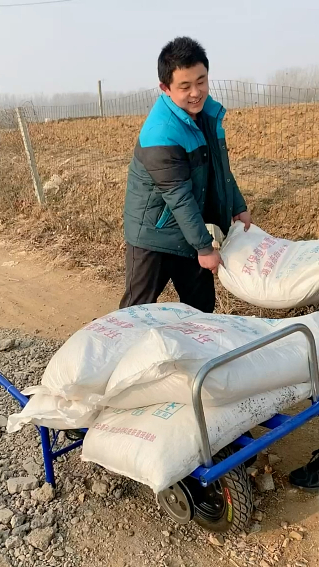 #自卸式三轮车农民的好帮手 #搬运货物好帮手 #仓储物流工厂搬运车 #电动手推车