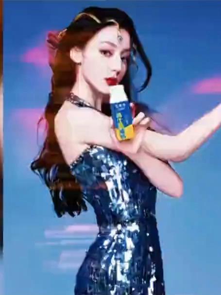 迪丽热巴蓝色人鱼裙加身，会有什么样的惊喜？