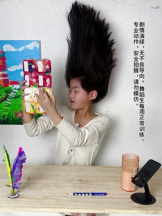 酸奶居然还有双拼的,呜呜,泡芙妹妹要的是草莓味的。#小朋友都爱看# #泡芙妹妹# #搞笑#