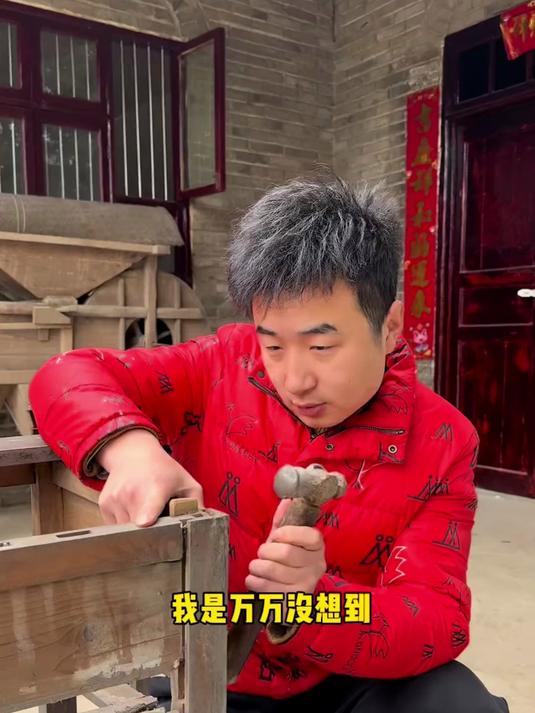 爷爷的老黑白电视新生！改造成古法鱼缸，创意绝了～