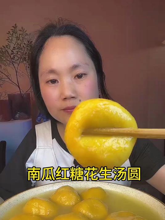 大黄米汤圆煮时浮锅金黄透亮咬一口粘糯弹牙花生馅甜而不腻超赞