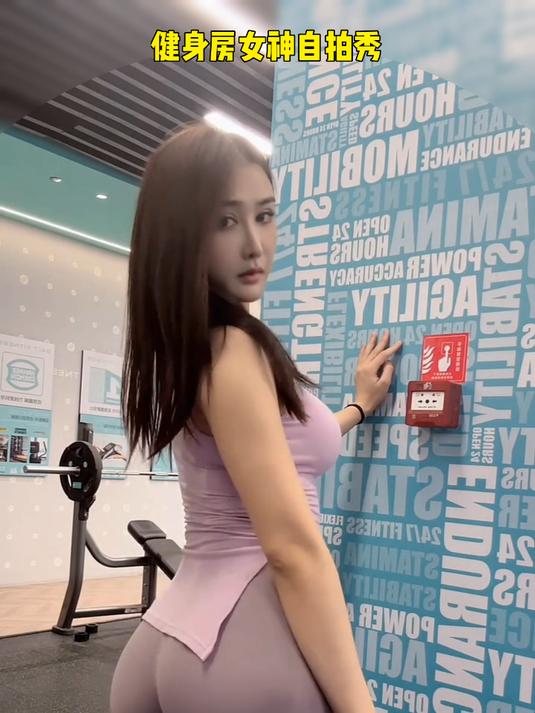 健身房女神秀肌肉,自拍时刻尽显魅力