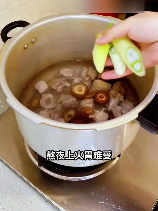 易咀嚼海带炖排骨汤:适合牙口不好的老人食用