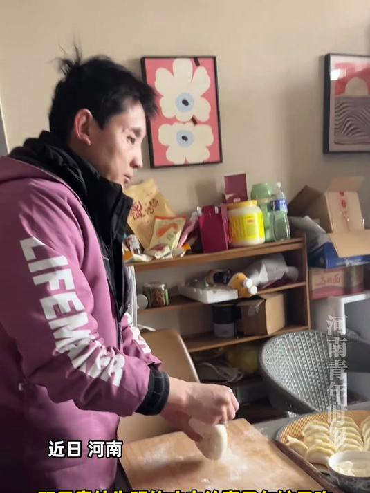 双目意外失明的丈夫给妻子包饺子吃，揉面、切剂子、擀皮、不在话下