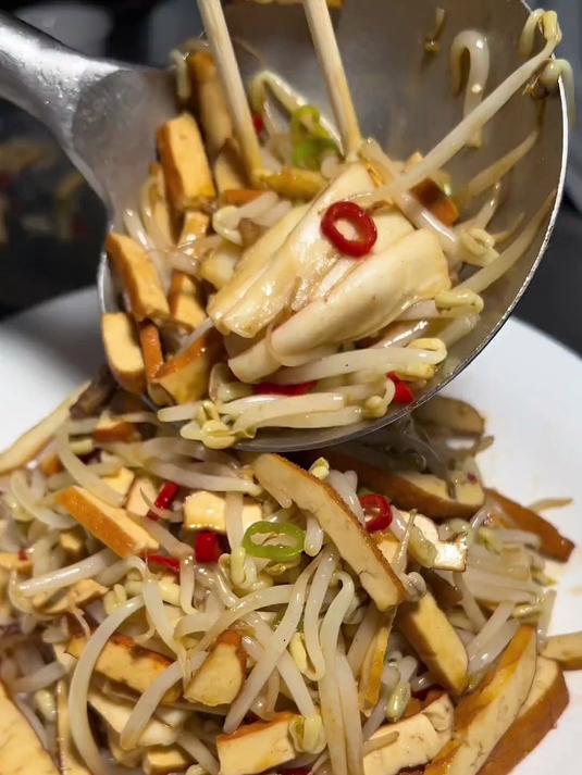 豆干笨豆芽炒鱿鱼。家常菜最舒坦