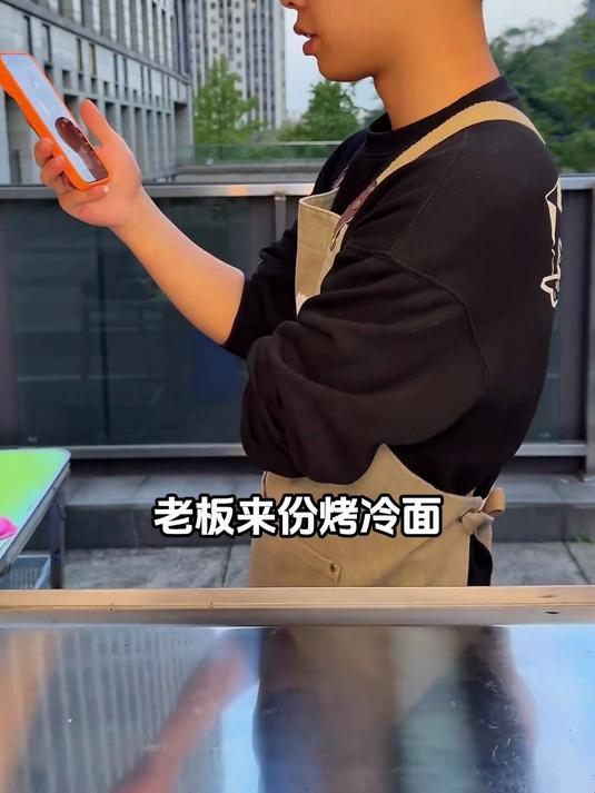 200 元顶配三文鱼烤冷面！整条三文鱼 + 罗氏虾，料多到卷不下太豪横