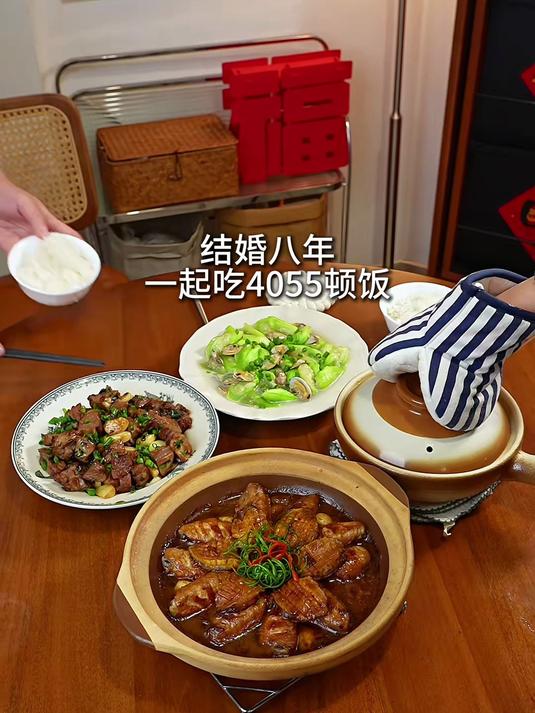 今日菜系:蒜香爆炒牛肉,鲍鱼焖鸡翅,丝瓜花蛤