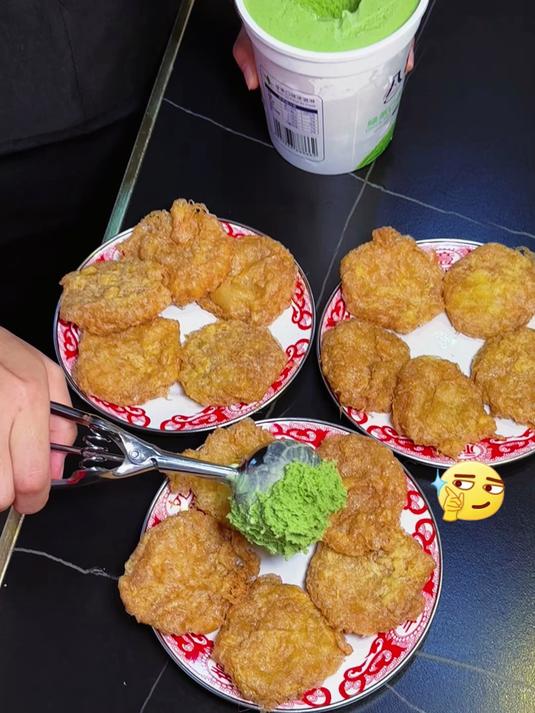 当我让店员给我叠三个冰淇淋球……